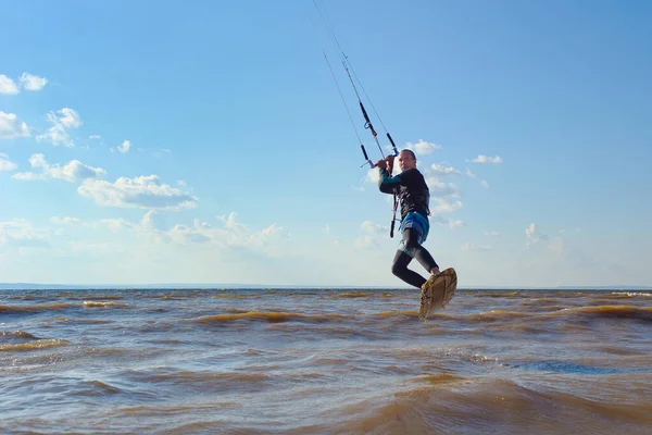 Kiteboarding Surfista Cometas Monta Las Olas Hombre Mediana Edad Disfruta — Foto de Stock