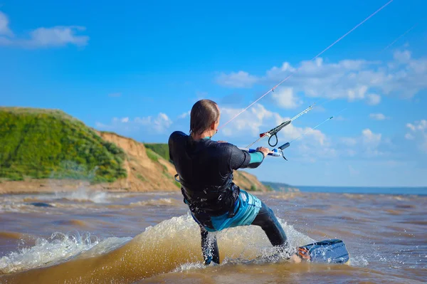 Kiteboarden Een Kitesurfer Rijdt Golven Een Man Van Middelbare Leeftijd — Stockfoto