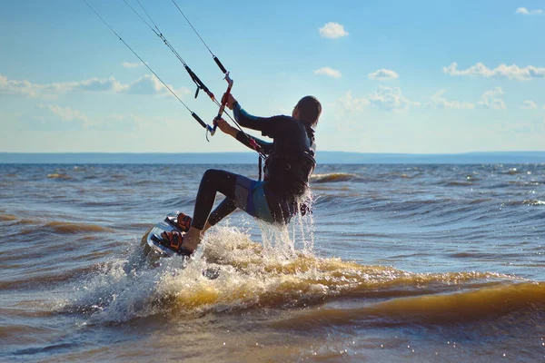 Kiteboarding Latawiec Surfuje Falach Mężczyzna Średnim Wieku Lubi Jeździć Falach — Zdjęcie stockowe