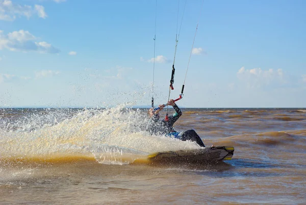キーボードだ カイトサーファーが波に乗る 中年の男が凧に波に乗るのを楽しむ — ストック写真