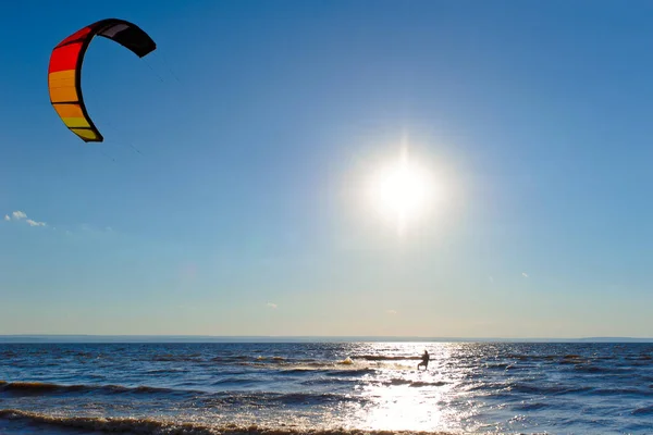 Kiteboarding Latawiec Surfuje Falach Mężczyzna Średnim Wieku Lubi Jeździć Falach — Zdjęcie stockowe