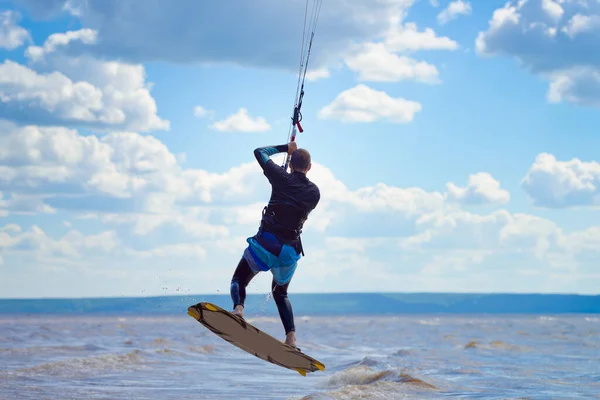 Kiteboarding Vlnách Jezdí Drak Surfař Muž Středního Věku Rád Jezdí — Stock fotografie