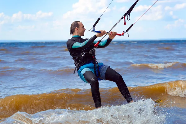 Kiteboarding Vlnách Jezdí Drak Surfař Muž Středního Věku Rád Jezdí — Stock fotografie