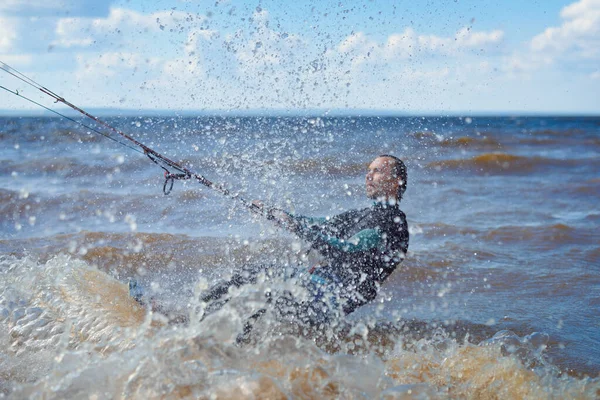 Kiteboarding Kite Surfista Monta Ondas Homem Meia Idade Gosta Montar — Fotografia de Stock