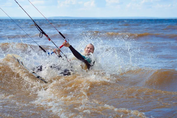 Kiteboarding Vlnách Jezdí Drak Surfař Muž Středního Věku Rád Jezdí — Stock fotografie