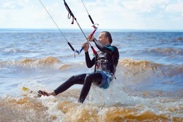 キーボードだ カイトサーファーが波に乗る 中年の男が凧に波に乗るのを楽しむ — ストック写真