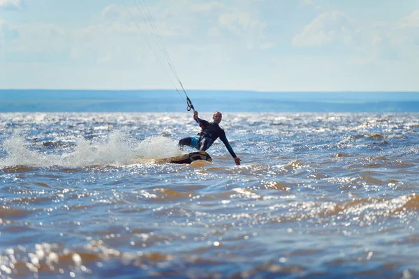 Kiteboarding Vlnách Jezdí Drak Surfař Muž Středního Věku Rád Jezdí — Stock fotografie