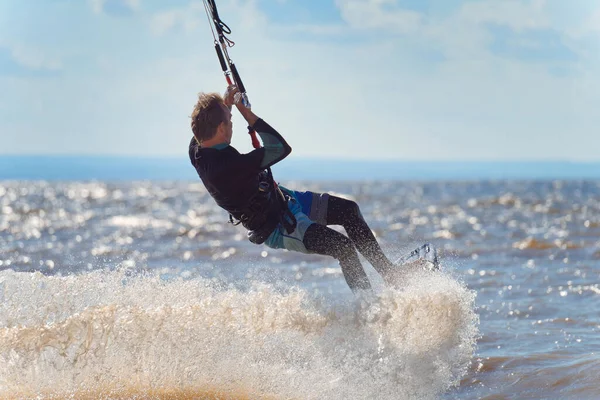 Kiteboarding Latawiec Surfuje Falach Mężczyzna Średnim Wieku Lubi Jeździć Falach — Zdjęcie stockowe