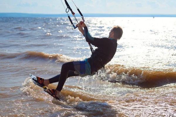 Kiteboarden Een Kitesurfer Rijdt Golven Een Man Van Middelbare Leeftijd — Stockfoto