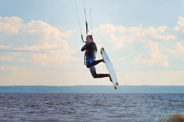 Kiteboarden Een Kitesurfer Rijdt Golven Een Man Van Middelbare Leeftijd — Stockfoto
