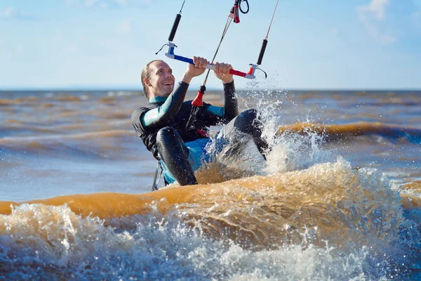 Kiteboarding Vlnách Jezdí Drak Surfař Muž Středního Věku Rád Jezdí — Stock fotografie