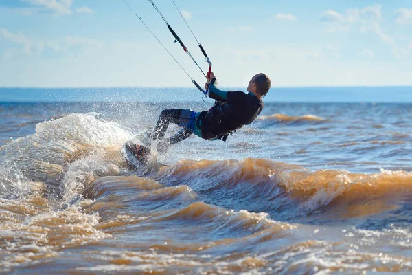 Kiteboarding Latawiec Surfuje Falach Mężczyzna Średnim Wieku Lubi Jeździć Falach — Zdjęcie stockowe