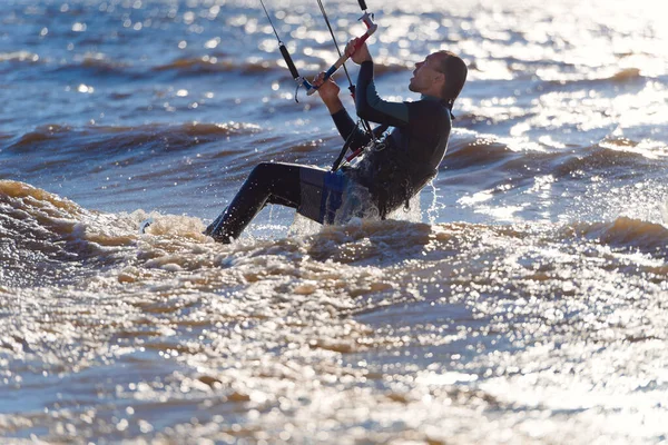 Kiteboarden Een Kitesurfer Rijdt Golven Een Man Van Middelbare Leeftijd — Stockfoto