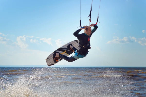 Kiteboarden Een Kitesurfer Rijdt Golven Een Man Van Middelbare Leeftijd — Stockfoto