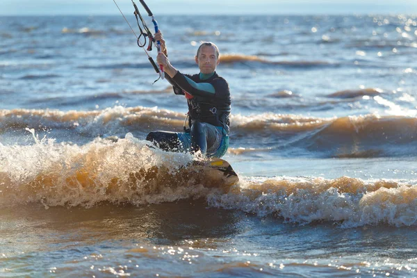 Kiteboarden Een Kitesurfer Rijdt Golven Een Man Van Middelbare Leeftijd — Stockfoto