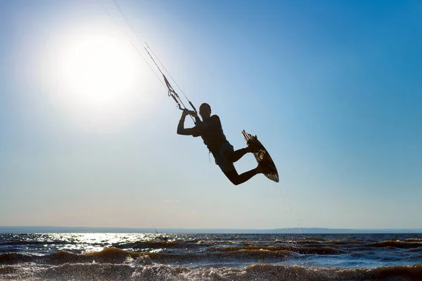 Kiteboarding Vlnách Jezdí Drak Surfař Muž Středního Věku Rád Jezdí — Stock fotografie