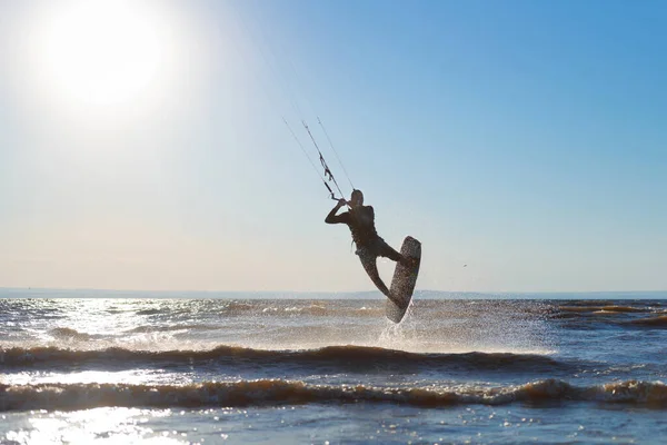 Kiteboarden Een Kitesurfer Rijdt Golven Een Man Van Middelbare Leeftijd — Stockfoto