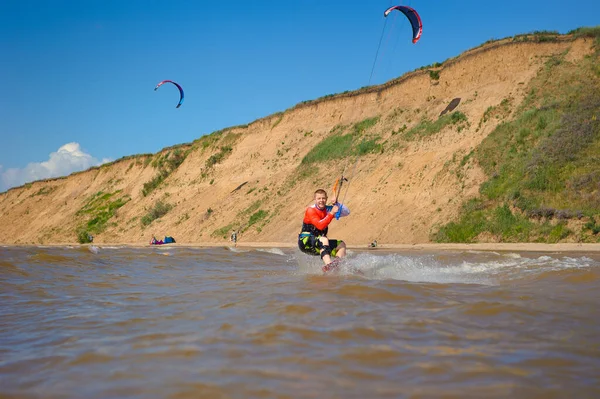 Kiteboarding Młody Mężczyzna Kitesurfer Cieszy Się Jazdą Falach Latawcu — Zdjęcie stockowe