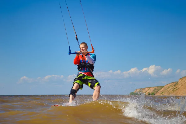 Kiteboarden Een Jonge Man Kitesurfer Geniet Van Het Rijden Golven — Stockfoto