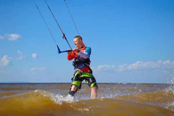 Kiteboarding Młody Mężczyzna Kitesurfer Cieszy Się Jazdą Falach Latawcu — Zdjęcie stockowe