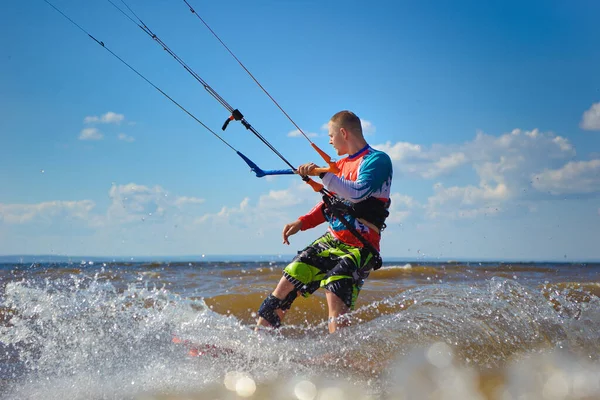 Kiteboarding Młody Mężczyzna Kitesurfer Cieszy Się Jazdą Falach Latawcu — Zdjęcie stockowe