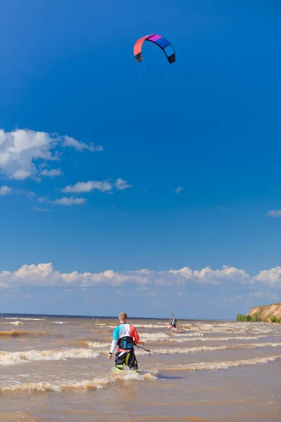 Kiteboarding Mladý Muž Kitesurfer Rád Jezdí Vlnách Draka — Stock fotografie