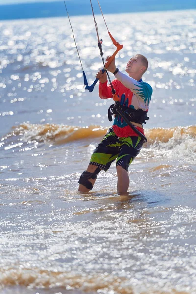 Kiteboarden Een Jonge Man Kitesurfer Geniet Van Het Rijden Golven — Stockfoto