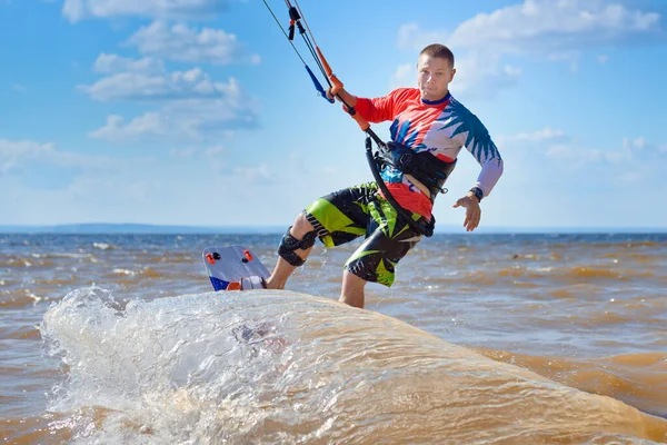 Kiteboarding Młody Mężczyzna Kitesurfer Cieszy Się Jazdą Falach Latawcu — Zdjęcie stockowe