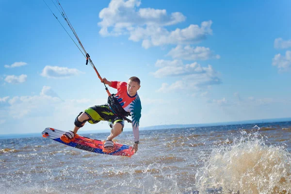Kiteboarding Młody Człowiek Kitesurfer Lubi Jeździć Falach Latawcu Mężczyzna Wykonuje — Zdjęcie stockowe
