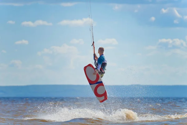 Kiteboarding Młody Mężczyzna Kitesurfer Cieszy Się Jazdą Falach Latawcu — Zdjęcie stockowe