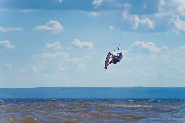 Uçurtma Kaykayı Uçurtma Uçuran Genç Bir Adam Dalgaların Üzerinde Uçmaktan — Stok fotoğraf