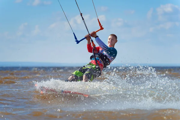 Kiteboarding Jovem Kitesurfer Gosta Montar Ondas Papagaio — Fotografia de Stock