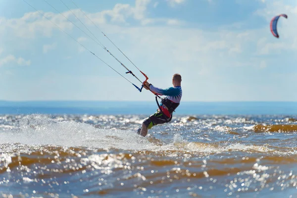 Kiteboarding Młody Mężczyzna Kitesurfer Cieszy Się Jazdą Falach Latawcu — Zdjęcie stockowe
