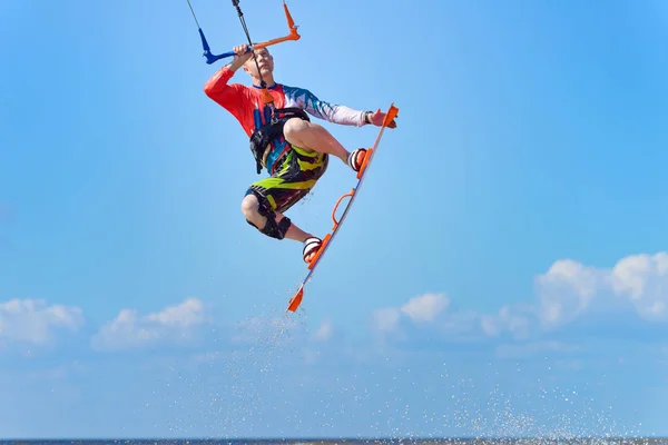 Kiteboarding Mladý Kitesurfer Rád Jezdí Vlnách Drakovi Muž Dělá Trik — Stock fotografie
