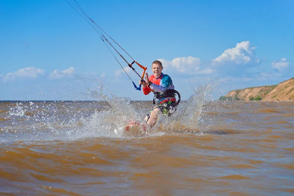 Kiteboarden Een Jonge Man Kitesurfer Geniet Van Het Rijden Golven — Stockfoto