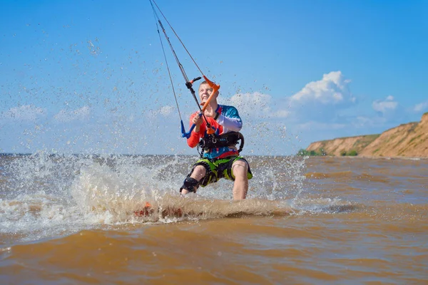 Kiteboarding Młody Mężczyzna Kitesurfer Cieszy Się Jazdą Falach Latawcu — Zdjęcie stockowe
