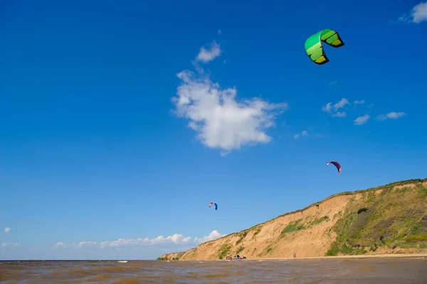 Kiters Zszedł Ląd Spokojnej Pogodzie Czekając Wiatr Latawce Latają Nad — Zdjęcie stockowe