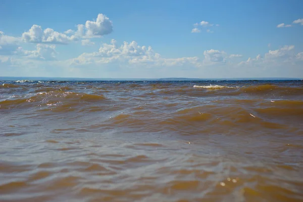 Ciel Bleu Nuages Blancs Aérés Flottent Sur Mer Par Temps — Photo