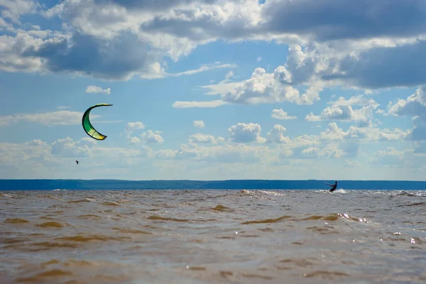 Kiteboarden Een Kitesurfer Rijdt Golven — Stockfoto