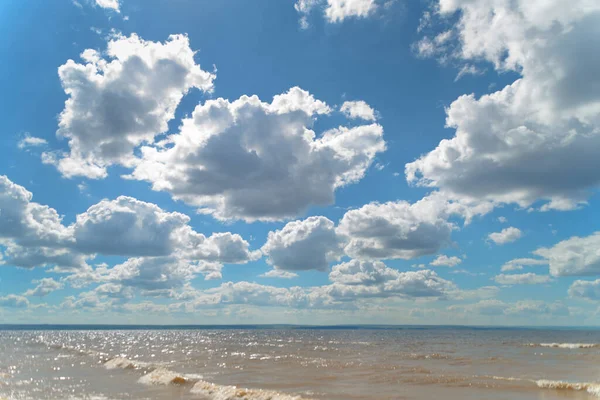 Ciel Bleu Nuages Blancs Aérés Flottent Sur Mer Par Temps — Photo