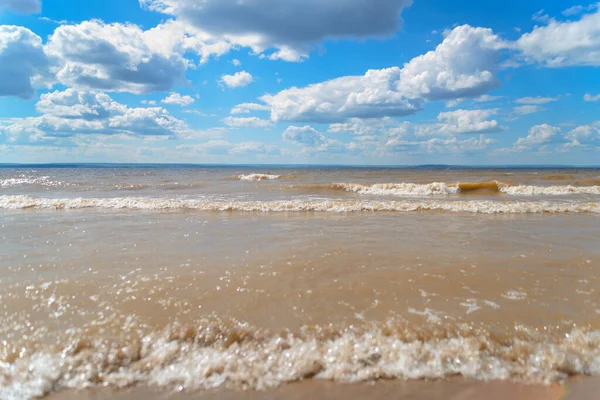 Ciel Bleu Nuages Blancs Aérés Flottent Sur Mer Par Temps — Photo