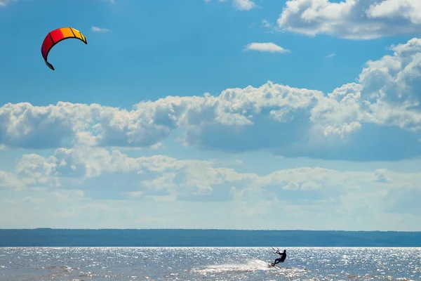Kiteboarding Drak Surfař Jezdí Vlnách — Stock fotografie