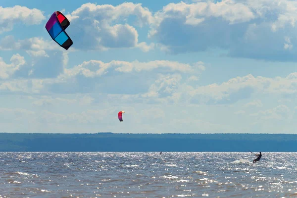 Kiteboarden Een Kitesurfer Rijdt Golven — Stockfoto