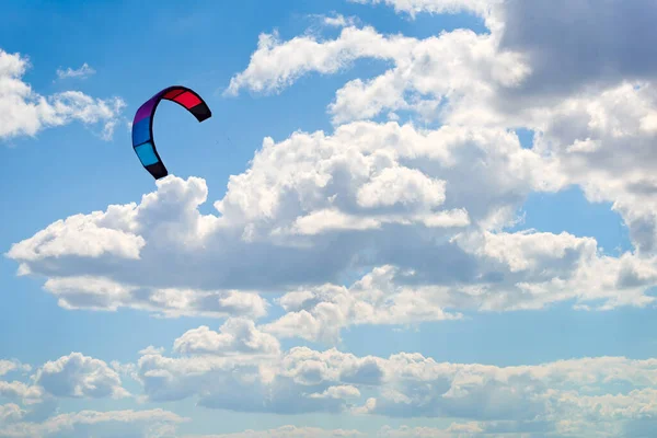 Ein Bunter Drachen Schwebt Himmel Vor Dem Hintergrund Der Wolken — Stockfoto