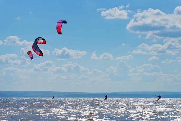 Kiteboarding Drak Surfař Jezdí Vlnách — Stock fotografie