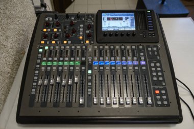 Profesyonel ses karıştırma konsolu. Ses karıştırma tahtası.