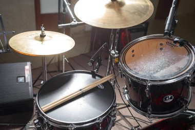 Davul seti prova merkezindeki sahnede. Yakından çekilmiş..