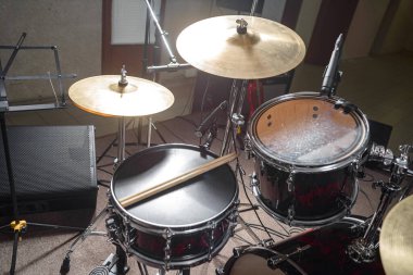 Davul seti prova merkezindeki sahnede. Yakından çekilmiş..