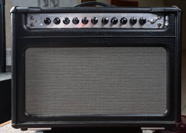 Ses yükseltici sahnede, boş bir prova odasında..