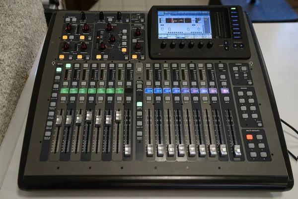 Profesyonel ses karıştırma konsolu. Ses karıştırma tahtası.